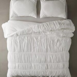 Urban Outfitters Rita Ruffle Comforter